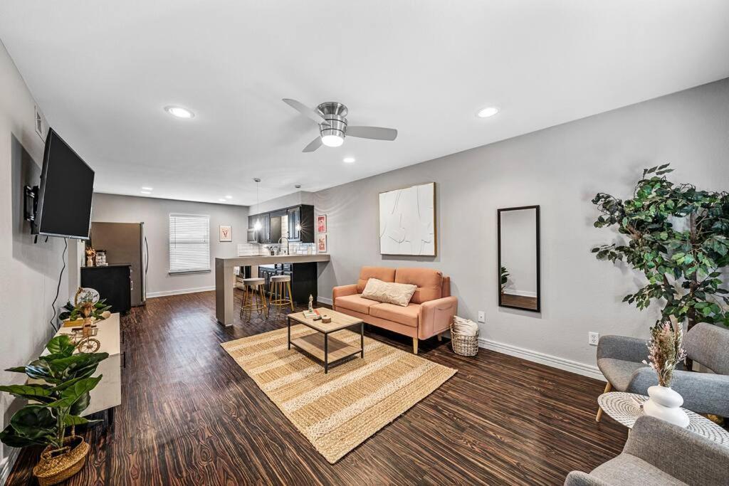 Luxe Condo In City Center Waco Exterior photo